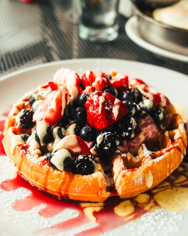 Çilek, böğürtlen ve yaban mersinli waffle
